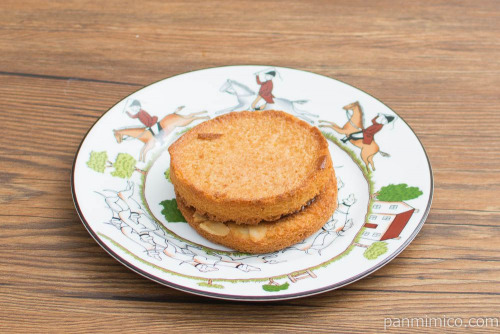 アーモンド香ばしいキャラメルサンド【Pasco】横から見た図