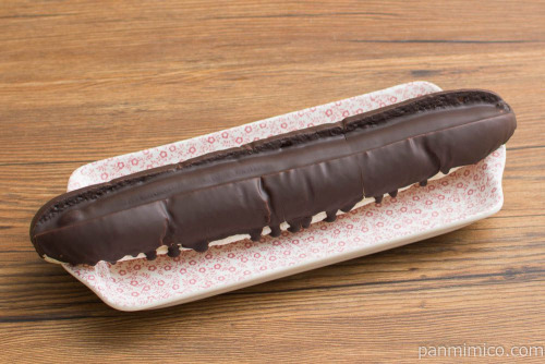 1本食べて大満足！ チョコ＆ホイップ（白バラ牛乳使用）【セブンイレブン】横から見た図