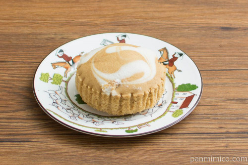 カフェオレ蒸しケーキ（ホイップ入り）【タカキベーカリー】横から見た図