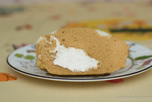 カフェオレ蒸しケーキ（ホイップ入り）【タカキベーカリー】断面図