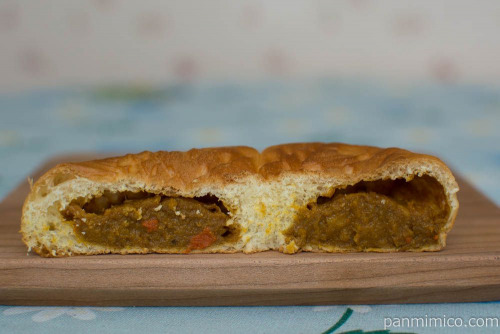 たい焼き風パン（カレー）【ヤマザキ】断面図