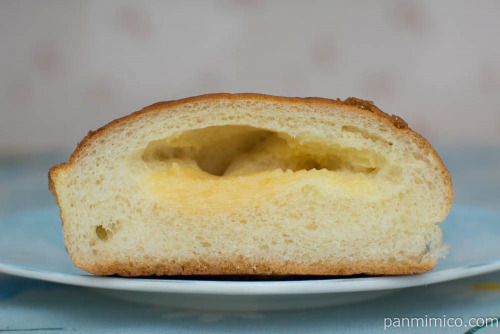 森のたまごのカスターブール（カスタークリーム入り）【第一パン】断面図
