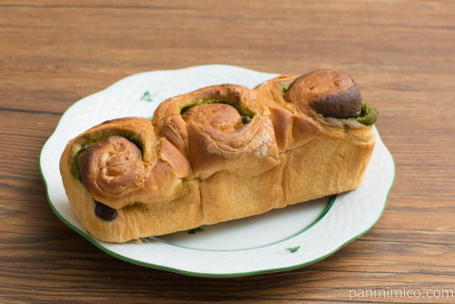 ちぎれる抹茶ロール【神戸屋】横から見た図