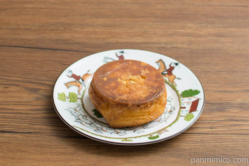 ブリュレ仕立てのシューデニッシュ【ファミリーマート】横から見た図