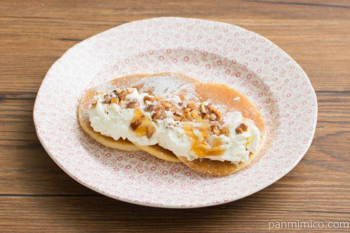 メープル＆ナッツ　パンケーキ【セブンイレブン】横から見た図