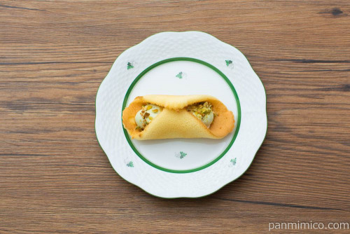 クルリン　-ザクふわくるりんケーキ(ピスタチオ)-【ローソン】上から見た図