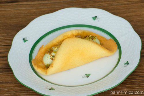 クルリン　-ザクふわくるりんケーキ(ピスタチオ)-【ローソン】横から見た図