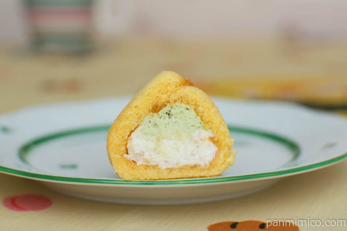 クルリン　-ザクふわくるりんケーキ(ピスタチオ)-【ローソン】断面図