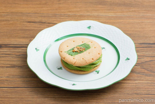 伊藤久右衛門監修　宇治抹茶チーズクリームサンド【セブンイレブン】横から見た図