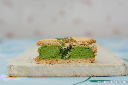 伊藤久右衛門監修　宇治抹茶チーズクリームサンド【セブンイレブン】断面図