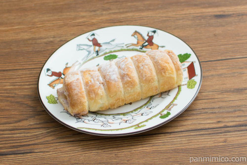 あんホイップコロネ【セブンイレブン】横から見た図