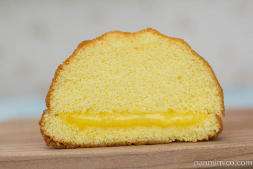 ヤマザキ とろ～りカスタードのたまごケーキ【セブンイレブン】断面