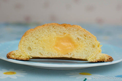 らいよんチャンメロンパン（カスタードクリーム）【ヤマザキ】断面