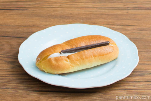 くちどけブリオッシュの板チョコサンド【ファミリーマート】斜め