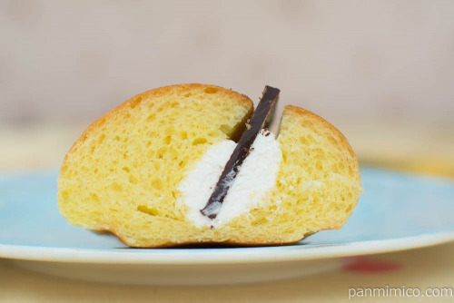 くちどけブリオッシュの板チョコサンド【ファミリーマート】断面