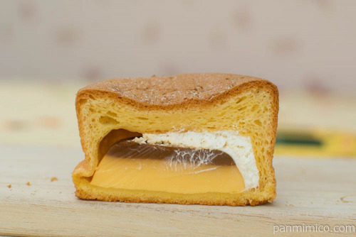 パンケーキにプリン入れちゃいました！【ファミリーマート】断面