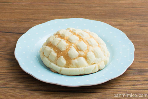 白バラ牛乳使用のミルクメロンパン【セブンイレブン】斜め