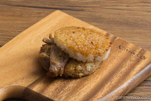 ライスバーガー炭火焼牛カルビ【セブンイレブン】斜め
