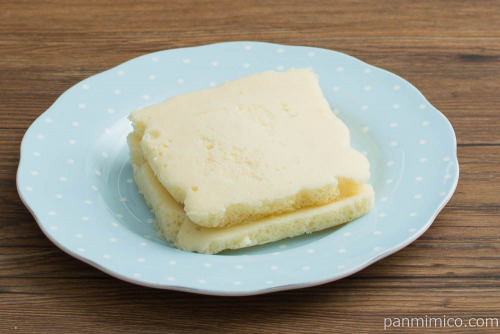 蒜山牛乳蒸しケーキ（コーヒークリームサンド）【タカキベーカリー】斜め