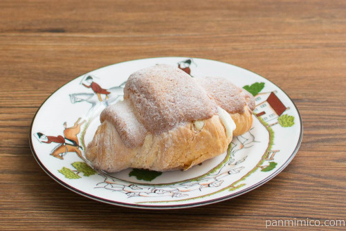 冷やして食べるクリームクロワッサン（カスタードホイップ）【ファミリーマート】斜め