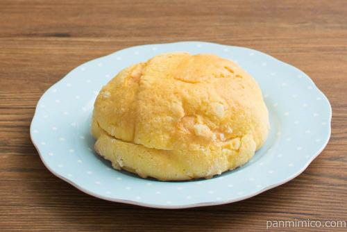 ザクザククッキーホイップメロンパン【ローソン】斜め