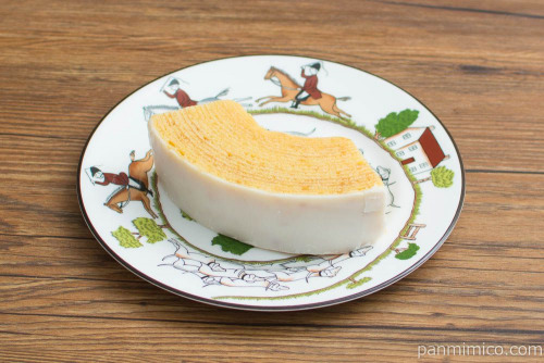 ミルクバウムクーヘン（宝牧場牛乳入りのクリーム使用）【ローソン】斜め