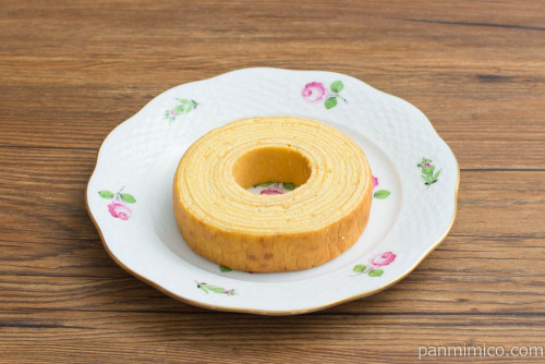 金のしっとりバウムクーヘン【セブンイレブン】斜め