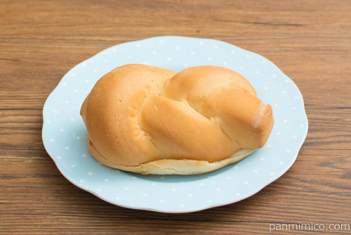 北海道牛乳パン（ミルククリーム入り）【神戸屋】斜め
