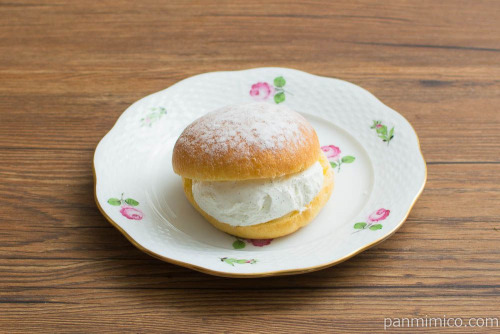 Uchi Café Spécialité 澄(すみ)ふわマリトッツォ(ヘーゼルナッツチョコ入り)【ローソン】斜め