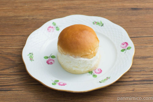 マリトッツォ（チーズクリーム）【ヤマザキ】斜め