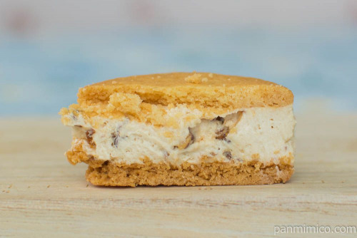 バタービスケットサンド キャラメルナッツ【ファミリーマート】断面