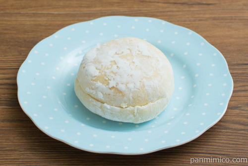 雪見だいふくみたいなパン【ファミリーマート】斜め