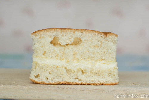 ふわふわ牛乳入りパン（りんごミルククリーム）【ヤマザキ】断面