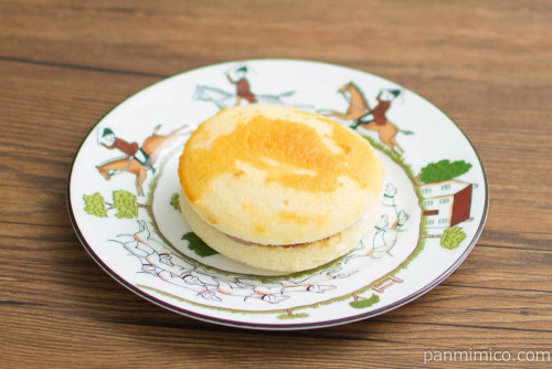 ザクッとチョコのスフレサンド（有馬炭酸煎餅使用）【ローソン】斜め