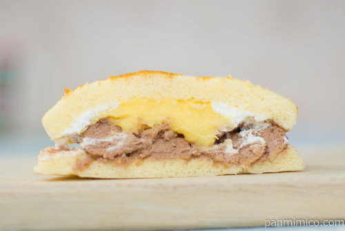 ザクッとチョコのスフレサンド（有馬炭酸煎餅使用）【ローソン】断面