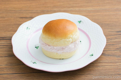 マリトッツォ（イチゴクリーム）【ヤマザキ】斜め