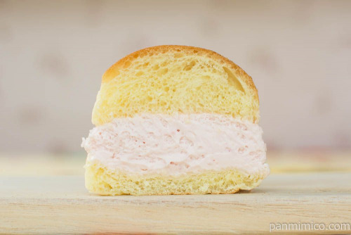 マリトッツォ（イチゴクリーム）【ヤマザキ】断面