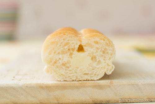 やわらかフランスパン（ヒラヤミルク入りのクリーム使用）【ローソン】断面
