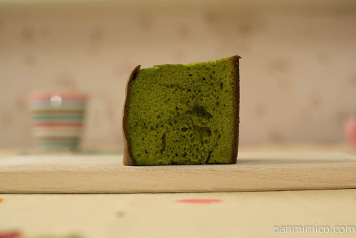 伊藤久右衛門監修　宇治抹茶シフォンケーキ【セブンイレブン】断面