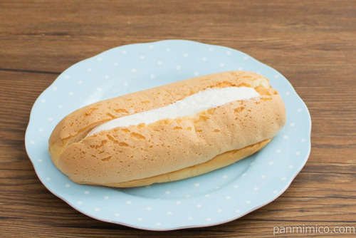 たっぷりミルキーホイップパン【ファミリーマート】斜め