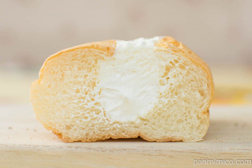 たっぷりミルキーホイップパン【ファミリーマート】断面