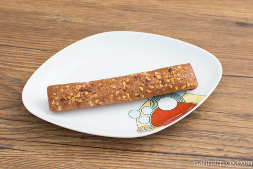 栗のフィナンシェ【ファミリーマート】斜め