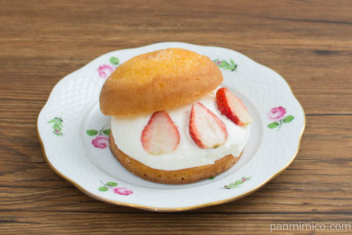 マリトッツォ風苺のシフォン【ヤマザキ】斜め