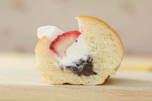 おやつコッペ　苺とあんこ　求肥入り【ローソン】断面