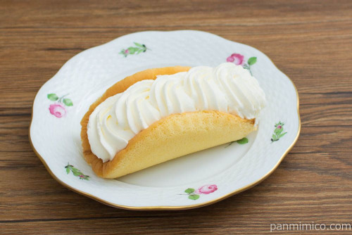 北海道産クリームチーズのレアチーズオムレット【セブンイレブン】斜め