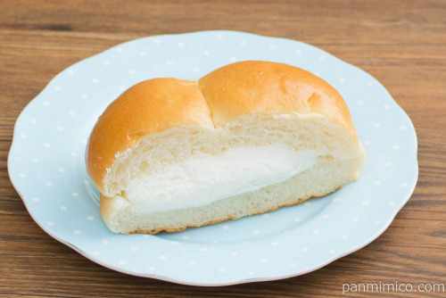北海道牛乳仕込みの牛乳パン【セブンイレブン】斜め