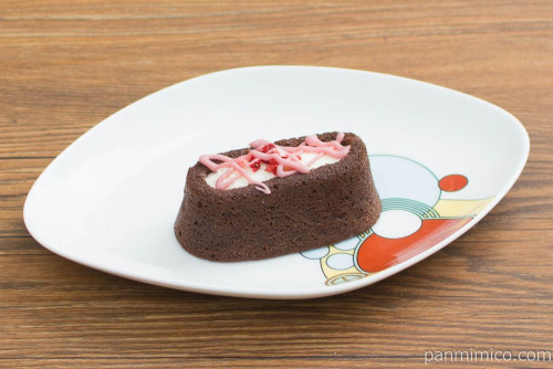 生ガトーショコラ ほんのりいちご【ローソン】斜め