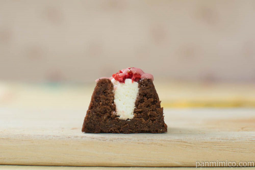 生ガトーショコラ ほんのりいちご【ローソン】断面