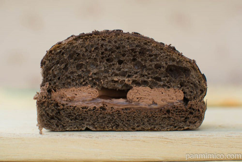 ダブルチョコクリームブレッド【セブンイレブン】断面