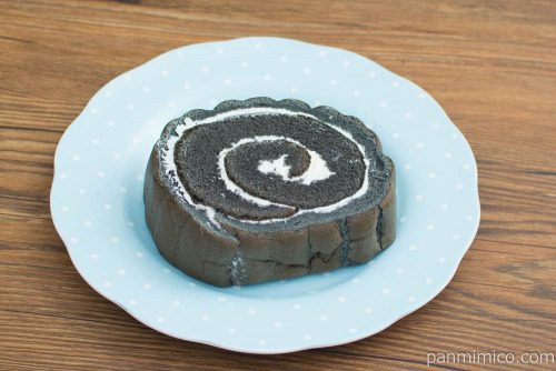 キタサンブラックのロールケーキ【ファミリーマート】斜め